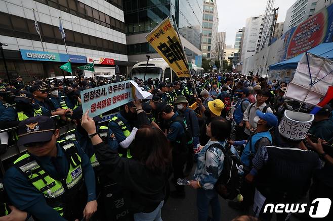 이재명 더불어민주당 대표 체포동의안이 가결된 21일 오후 서울 여의도 더불어민주당사 앞에서 이 대표 지지자들이 경찰과 대치하고 있다. 2023.9.21/뉴스1. ⓒ News1 황기선 기자