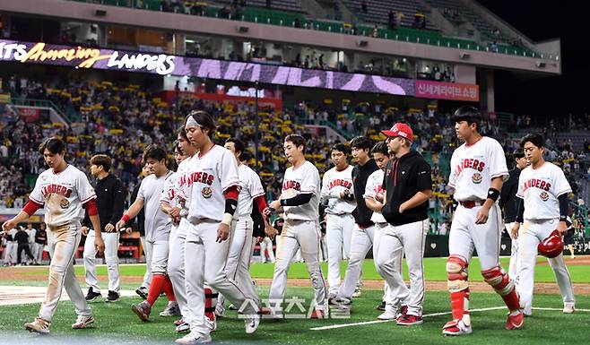 SSG 선수들이 21일 인천SSG랜더스필드에서 열린 2023프로야구 SSG랜더스와 LG트윈스의 경기에서 1-2로 패한후 고개를 떨구고 퇴장하고 있다. 2023.09.21. 문학 | 강영조기자 kanjo@sportsseoul.com