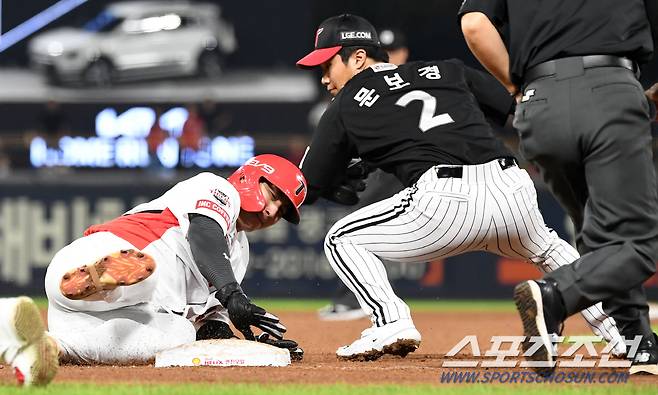 9월 19일 광주 LG전. 8회말 1사 2루에서 나성범이 김선빈의 우익수 플라이 때 태그업해 3루를 향해 몸을 날리고 있다. 광주=박재만 기자pjm@sportschosun.com