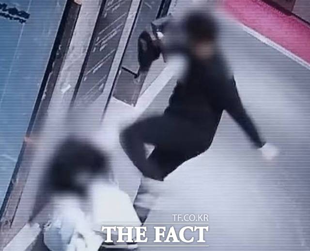 귀가하던 20대 여성을 폭행하고 무차별 폭행하고 성폭행하려고 한 혐의로 재판에 넘겨진 이른바 부산 돌려차기 사건의 가해자에게 징역 20년이 확정됐다. /커뮤니티 캡처