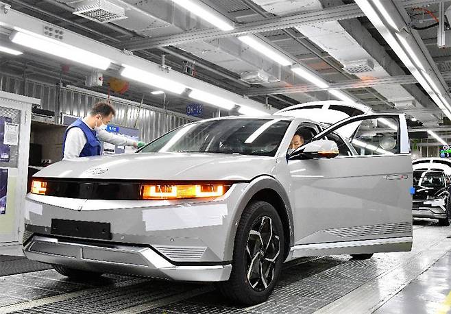 현대자동차 울산공장에서 전기차 ‘아이오닉5’를 생산하는 모습. 현대차 제공