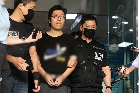 신림동 성폭행 살인 피의자 최윤종이 지난달 25일 서울 관악경찰서에서 검찰로 송치되고 있다. 뉴스1