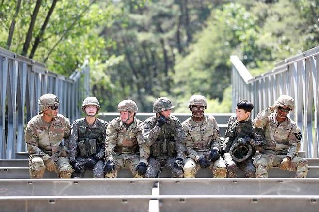 경북 경산시 공병 야외전술훈련장에서 열린 한미연합 상용 교량 구축훈련에서 육군1117공병단과 미2사단/한미연합사단 11공병대대 장병들이 상용 교량 위에서 휴식을 취하고 있다.