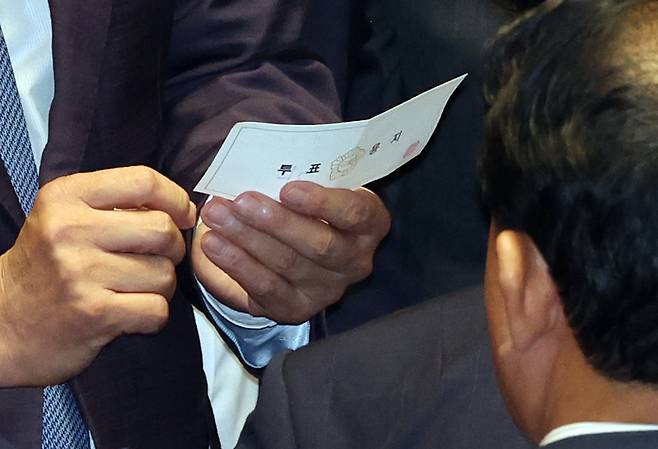 21일 국회 본회의에서 개표 의원이 이재명 더불어민주당 대표의 체포동의안 투표용지를 보고 있다. [연합]