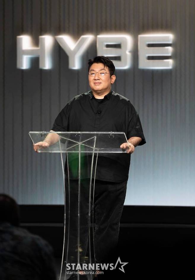 방시혁이 29일 오전 9시(현지 시각 28일 오후 5시) 미국 LA 산타모니카 IGA 스튜디오에서 진행된 글로벌 걸그룹 오디션 프로젝트 '더 데뷔: 드림아카데미'(The Debut: Dream Academy) 온라인 기자간담회에 참석해 포즈를 취하고 있다. /사진제공=하이브 2023.08.29 /사진=이동훈