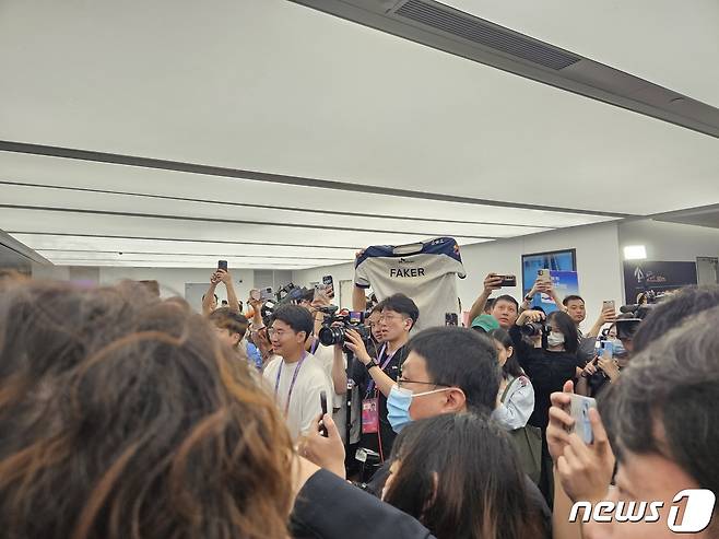 공항에서 페이커를 기다리는 팬들.