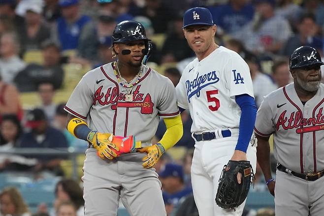 MLB 대기록에 도전하는 로널드 아큐나 주니어와 프레디 프리먼(오른쪽). 9월1일 다저스타디움에서 벌어진 시리즈 때 예전 한솥밥을 먹었던 둘이 1루에서 잠시 얘기를 나누고 있다. EPA 연합뉴스