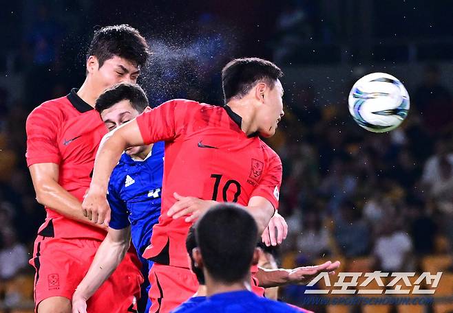 19일 오후 중국 진화스타디움에서 항저우아시아게임 남자축구 조별 예선 1차전 대한민국과 쿠웨이트의 경기. 헤더를 시도하고 있는 박진섭. 진화(중국)=송정헌 기자songs@sportschosun.com/2023.09.19/