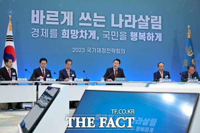 윤 대통령은 지난 6월 28일 청와대 영빈관에서 열린 '2023 국가재정전략회의'에서 "R&D 재검토"를 지시했다. 이후 과기부는 6월 1차 예산 편성안을 대폭 수정했다. /대통령실 제공