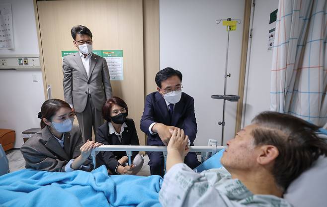 진교훈 더불어민주당 강서구청장 후보와 진성준, 한정애, 강선우 의원등이 22일 오후 서울 중랑구 녹색병원을 찾아 단식중인 이재명 대표를 만나고 있다./더불어민주당