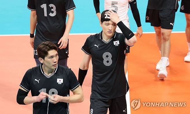 (항저우=연합뉴스) 19회 항저우 아시안게임 남자배구 12강 토너먼트 한국과 파키스탄의 경기. 세트스코어 0-3으로 패한 한국 선수들이 아쉬워하고 있다.