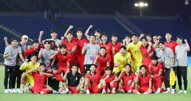 아시안게임 한국 축구대표팀이 21일 중국 저장성 진화 스포츠센터 스타디움에서 열린 2022 항저우 아시안게임 남자 축구 조별리그 E조 2차전 태국과의 경기에서 4-0 대승을 거둔 뒤 기뻐하고 있다. 진화=뉴스1