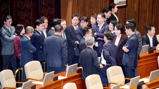 20일 오후 국회 본회의에서 이재명 더불어민주당 대표에 대한 체포동의안 가결 선포 직전 민주당 의원들이 모여 있다. 강정현 기자