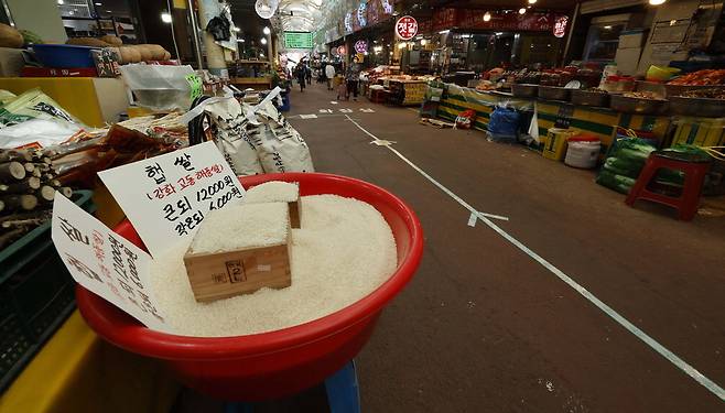 한산한 전통시장 22일 인천 모래내시장은 방문객이 줄어 장사가 잘되지 않고 있다. 명절을 간소하게 보내는 문화가 확산되고 이커머스가 보편화한 영향으로 풀이된다. 김호영 기자