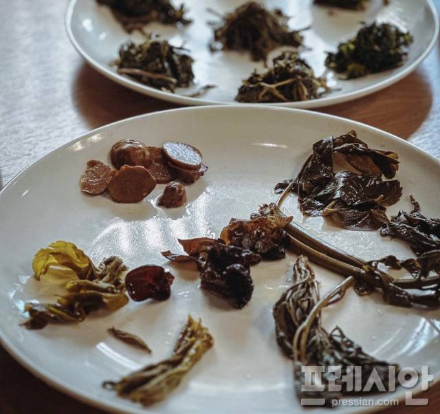 ▲ 이곳의 산채 장아찌는 간이 세지 않아 각 재료의 본연의 맛을 느낄 수 있다. ⓒ 프레시안(문상윤)