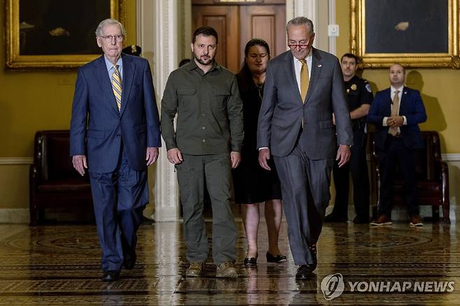 젤렌스키 우크라 대통령과 미국 상원 지도부 (워싱턴 UPI=연합뉴스) 미국 상원의 미치 매코널 공화당 원내대표(왼쪽)와 척 슈머 민주당 원내대표(오른쪽)가 21일(현지시간) 워싱턴DC 의회를 방문한 볼로디미르 젤렌스키 우크라이나 대통령과 함께 회의장으로 이동하고 있다. 2023.9.21