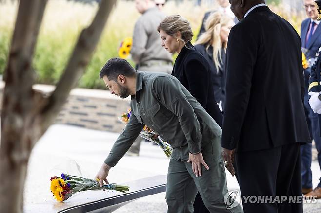 9·11 테러 추모비에 헌화하는 젤렌스키 우크라이나 대통령 (워싱턴 EPA=연합뉴스) 미국을 방문한 볼로디미르 젤렌스키 대통령이 부인 올레나 젤렌스카 여사와 함께 21일(현지시간) 미국 국방부에서 9·11 테러 추모비에 헌화하고 있다. 2023.9.21