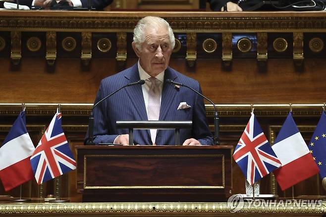 佛 상·하원 의원 상대로 연설하는 찰스 3세 (파리 AP·AFP=연합뉴스) 찰스 3세 영국 국왕이 21일(현지시간) 프랑스 파리에서 상·하원 의원들을 상대로 연설하고 있다. 전날부터 찰스 3세는 즉위 후 처음으로 프랑스를 국빈 방문 중이다. 2023.09.21 clynnkim@yna.co.kr