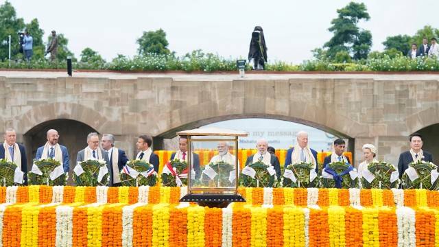 10일(현지시간) G20 정상회의 참석차 인도를 찾은 G20 정상들이 뉴델리 간디 추모공원에서 헌화하고 있다. 올해 G20 정상회의 공동성명에선 러시아에 대한 규탄 문구들이 제외됐다. (사진 출처 :뉴델리 EPA=연합뉴스)