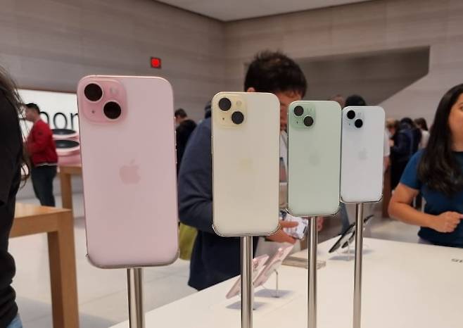 4가지 색상으로 출시된 아이폰 15, 아이폰 15 플러스