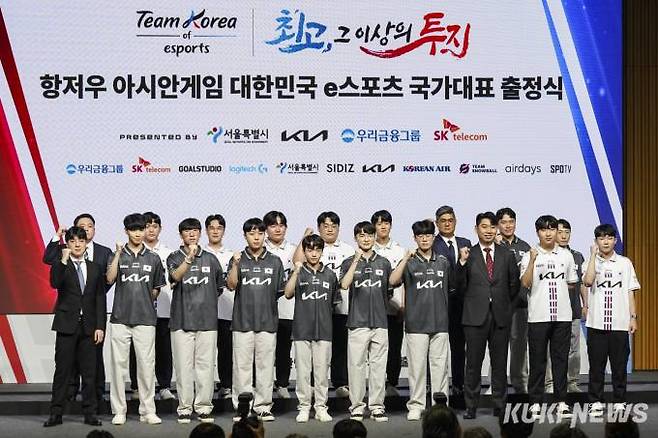 지난달 28일 오후 서울 중구 서울시청에서 열린 ‘항저우 아시안게임 대한민국 e스포츠 국가대표 출정식’에서 각 종목 국가대표 선수와 지도자들이 기념촬영을 하고 있다. 사진=임형택 기자