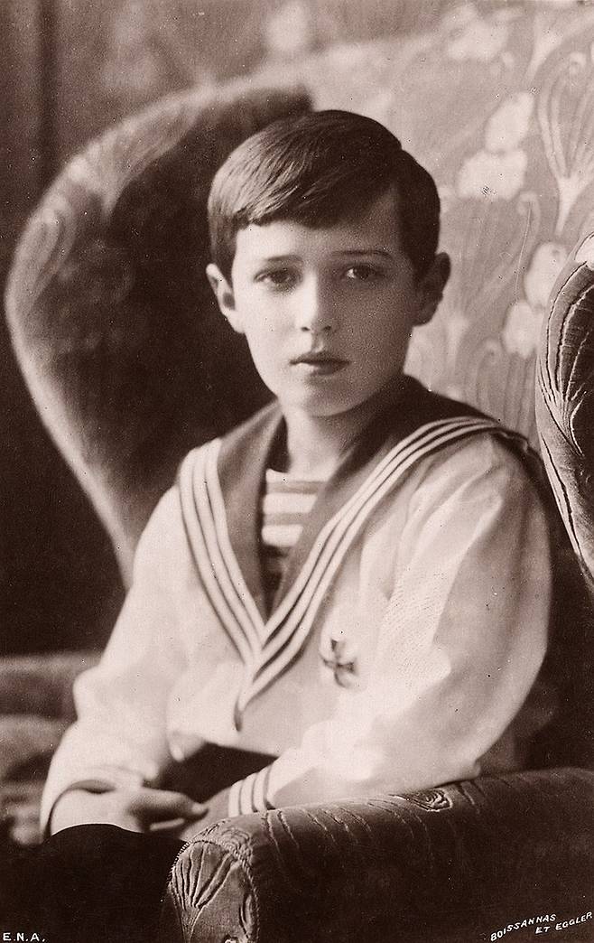 “살고싶어요, 어머니.” 러시아 로마노프 왕조의 마지막 황세손 알렉세이. 혈우병을 앓은 그는 1917년 결국 분노한 대중에 의해 총살당했다. 그의 나이 겨우 13살이었다.