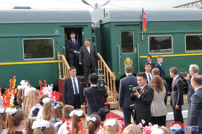 자신의 전용 열차를 타고 러시아 블라디보스토크를 방문한 김정은 북한 국무위원장. [사진 출처=연합뉴스]