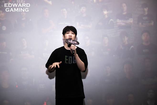 사진=EDG 공식 웨이보, EDG '아론' 지싱 단장