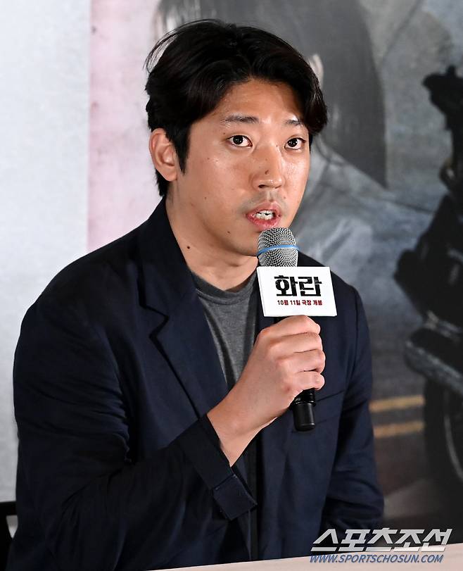 영화 '화란'의 언론시사회가 22일 메가박스 코엑스에서 열렸다. '화란'은 지옥 같은 현실에서 벗어나고 싶은 소년 연규(홍사빈 분)가 조직의 중간 보스 치건(송중기)을 만나 위태로운 세계에 함께 하게 되며 펼쳐지는 이야기를 그린 느와르 드라마. 질문에 답하는 김창훈 감독의 모습. 허상욱 기자wook@sportschosun.com/2023.09.22/