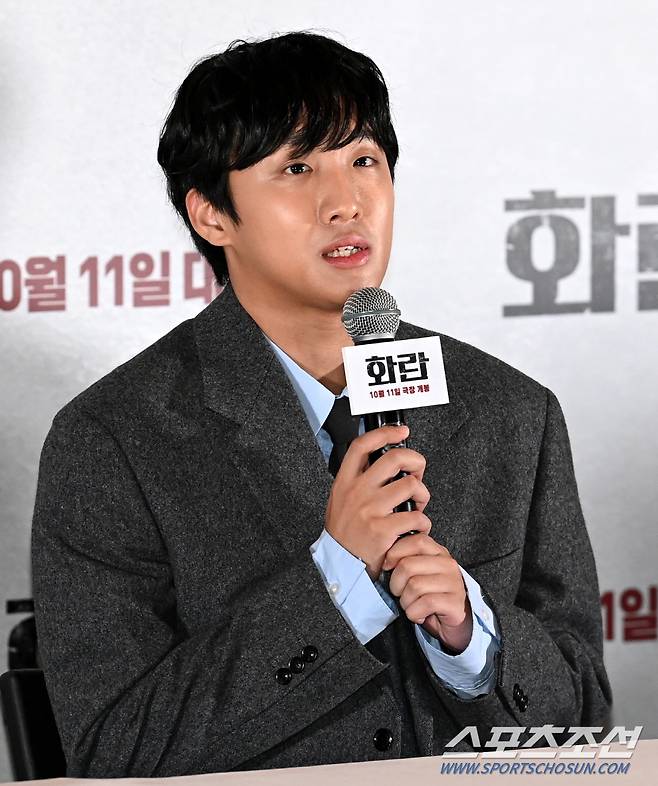 영화 '화란'의 언론시사회가 22일 메가박스 코엑스에서 열렸다. '화란'은 지옥 같은 현실에서 벗어나고 싶은 소년 연규(홍사빈 분)가 조직의 중간 보스 치건(송중기)을 만나 위태로운 세계에 함께 하게 되며 펼쳐지는 이야기를 그린 느와르 드라마. 질문에 답하는 홍사빈의 모습. 허상욱 기자wook@sportschosun.com/2023.09.22/