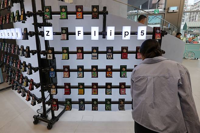 서울 서초구 삼성 강남에서 시민들이 갤럭시 스마트폰을 살펴보고 있다. /엽합뉴스