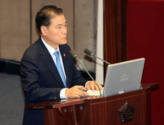 지난 9월5일 서울 여의도 국회에서 본회의 정치 분야에 관한 대정부질문에 출석한 김영호 통일부 장관이 권성동 국민의힘 의원 질의에 답하고 있다.<연합뉴스>