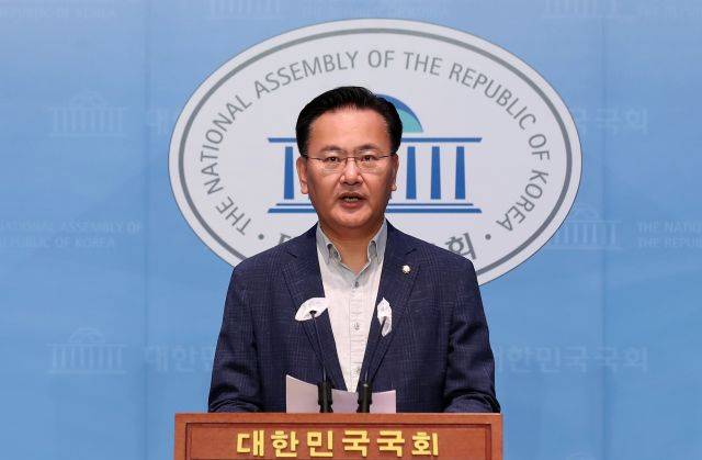 유상범 국민의힘 수석대변인이 24일 오전 국회 소통관에서 논평을 하고 있다. 뉴시스