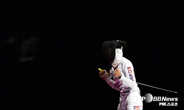 2022 항저우 아시안게임 펜싱 여자 에페에서 금메달을 따낸 최인정. 사진=AFPBBNews=News1