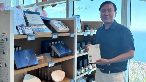 차완영 마린이노베이션 대표가 해운대 초고층 빌딩에 납품중인 자사 제품을 들어보이고 있다/사진=마린이노베이션