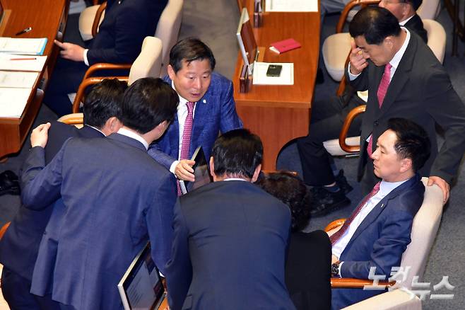 국민의힘 김기현 대표와 이철규 사무총장 등 의원들이 21일 오후 서울 여의도 국회에서 열린 제410회 국회(정기회) 제8차 본회의에서 '국회의원(이재명) 체포동의안'이 가결된 직후 모여 대화를 하고 있다. 윤창원 기자