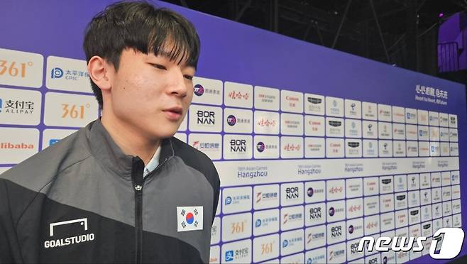 항저우 아시안게임 e스포츠 종목인 FC온라인 국가대표 박기영(울트라세종·17)이 경기 직후 믹스트존에서 취재진과 인터뷰하는 모습 2023.9.25/뉴스1 ⓒ News1 박소은 기자
