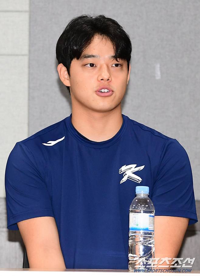 24일 고척돔에서 열린 항저우 아시안게임 야구대표팀 소집 훈련에 앞서 문동주가 기자회견을 갖고 있다. 고척=최문영 기자deer@sportschosun.com /2023.09.24/