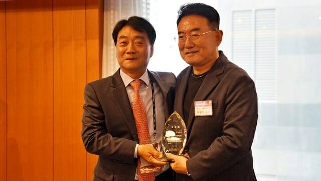 이날 행사에서는 2017년부터 대한민국 디지털 미래혁신 대상 심사위원장으로서 디지털 혁신 기업 생태계 발전을 위해 애써준 공로로 이동희 국민대학교 교수가 공로패를 수여했다.(사진=지디넷코리아)