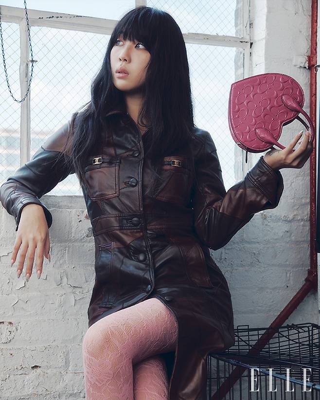 하트 인 시그니처 레더 백과 패치 워크 디테일의 레더 재킷은 모두 Coach.