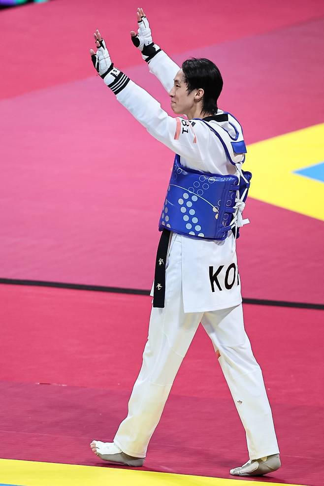 (항저우(중국)=뉴스1) 유승관 기자 = 장준이 25일 중국 항저우 린안 스포츠문화·전시센터에서 열린 2022 항저우 아시안게임 태권도 겨루기 남자 58kg급 결승 이란 마흐디와의 경기에서 금메달을 확정지은 후 관중들을 향해 인사하고 있다. 2023.9.25/뉴스1 /사진=뉴스1화상