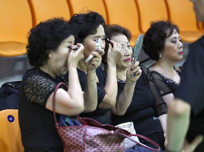 어르신들이 대회에 앞서 화장을 하고 있다. 박종식 기자