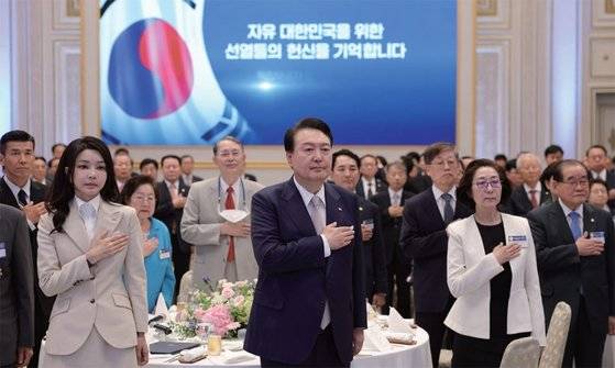 8월 9일 청와대 영빈관에서 열린 독립유공자 및 유족 초청 오찬에서 윤석열 대통령과 송상현(윤 대통령 왼쪽 뒤) 서울대 명예교수 등 참석자들이 국기에 경례하고 있다. / 사진:연합뉴스