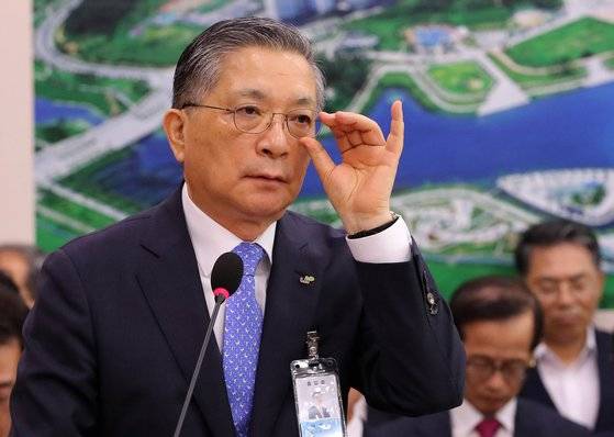 이한준 LH 사장이 8월 30일 서울 여의도 국회에서 열린 국토교통위원회 전체회의에 출석해 의원들 질의에 답하기 전 안경을 고쳐쓰고 있다. 뉴스1