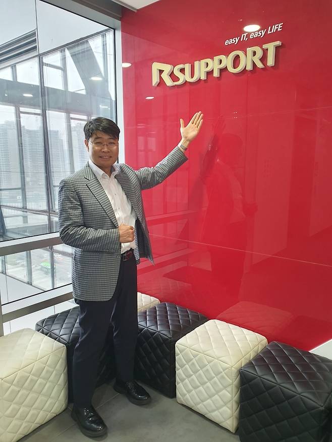 서형수 알서포트 대표가 한국경제신문과 인터뷰 전 회사를 소개하고 있다. 윤현주 기자