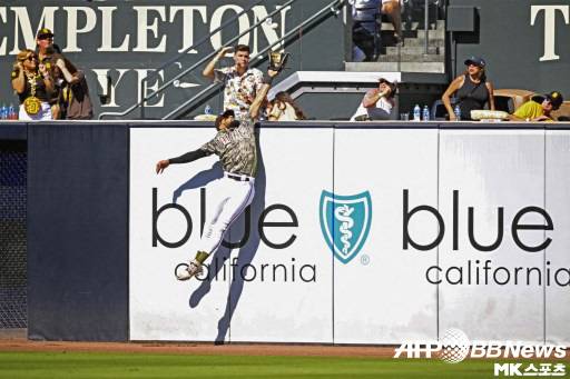 타티스는 홈런을 뺏는 호수비를 보여줬다. 사진(美 샌디에이고)=ⓒAFPBBNews = News1