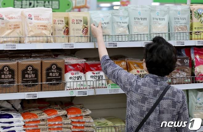 (서울=뉴스1) 장수영 기자 = 10일 오후 서울에 위치한 한 마트에서 시민이 설탕이 구매하고 있다. 지난 7일(현지시간) 기준 미국 ICE선물거래소에서 설탕은 파운드당 26.68센트에 거래되며 전년 동기(18.05센트)보다 47.8% 올랐다. 국제 설탕 최고점 가격은 지난 4월 27일 기록한 파운드당 26.99센트다. 2023.9.10/뉴스1 Copyright (C) 뉴스1. All rights reserved. 무단 전재 및 재배포 금지.