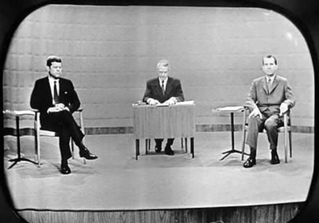 1960년 9월 26일 미국 시카고 CBS 방송국 스튜디오에서 세계 최초로 진행된 대선 TV토론에 참석한 민주당 존 F 케네디(사진 왼쪽)와 공화당 리처드 닉슨 후보.  AP 연합뉴스