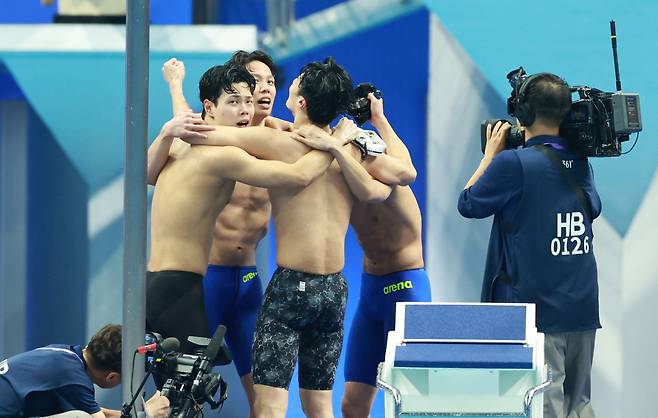 25일 중국 항저우 올림픽 스포츠센터 수영장에서 열린 2022 항저우 아시안게임 수영 남자 계영 800m 자유형 결승에서 1위를 차지한 대한민국 선수들이 환호하고 있다. 연합뉴스