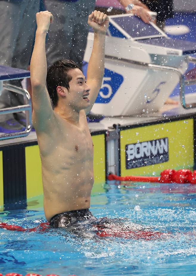 황선우가 마지막 영자로 나서 1위를 차지한 뒤 환호하고 있다. 연합뉴스